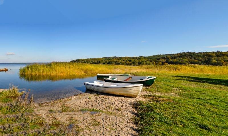 Zwei Boote am Bodden